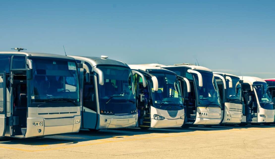 Wynajem Autobusów – Idealne Rozwiązanie na Wycieczkę grupową w Warszawie